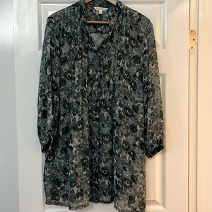 TravelSmith black and shade of green 3/4 sleeve button-front tunic. Size L